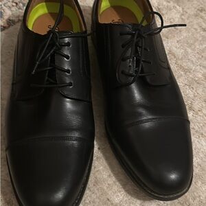 Florsheim Black Leather Men's Oxfords with toe cap.